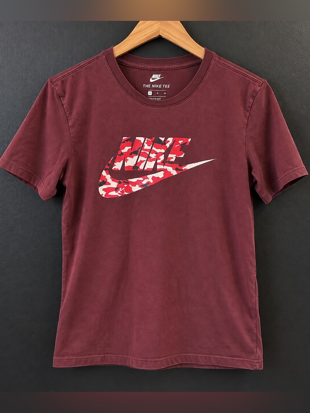 Nike Burgundy Camo Swoosh Graphic Tee Small Streetwear
